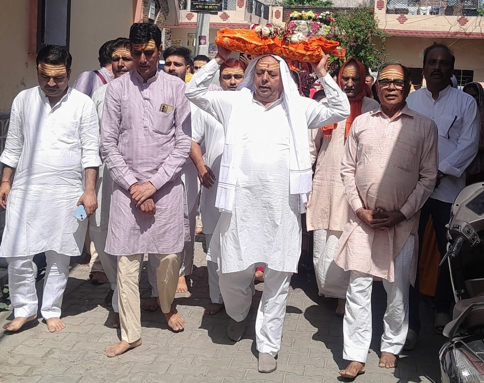 यात्रा के दौरान सिर पर कलश लेकर नगर भ्रमण करतीं महिलाएं। संवाद यात्रा के दौरान सिर पर कलश लेकर नगर भ्रमण करतीं महिलाएं। संवाद