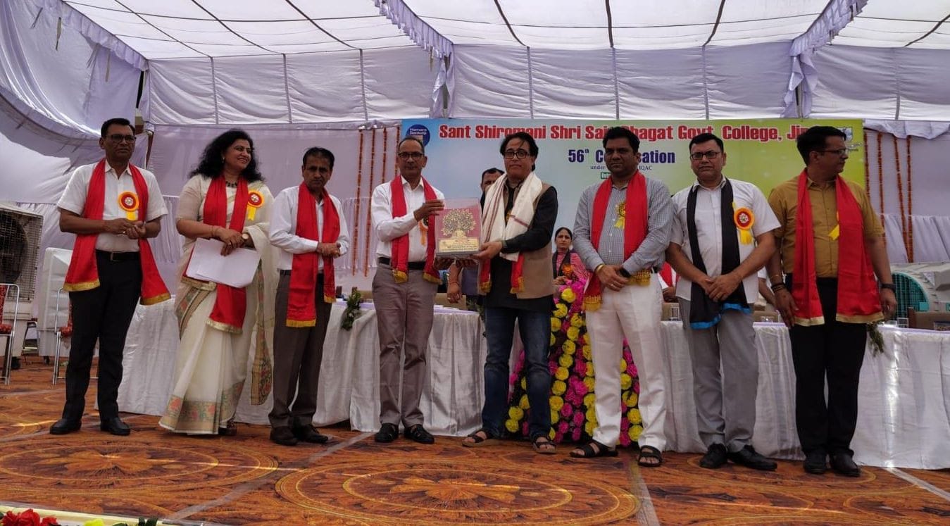 19जेएनडी04: कॉलेज में डिग्री देकर विद्यार्थियों को सम्मानित करते हुए। संवाद 19जेएनडी04: कॉलेज में डिग्री देकर विद्यार्थियों को सम्मानित करते हुए। संवाद