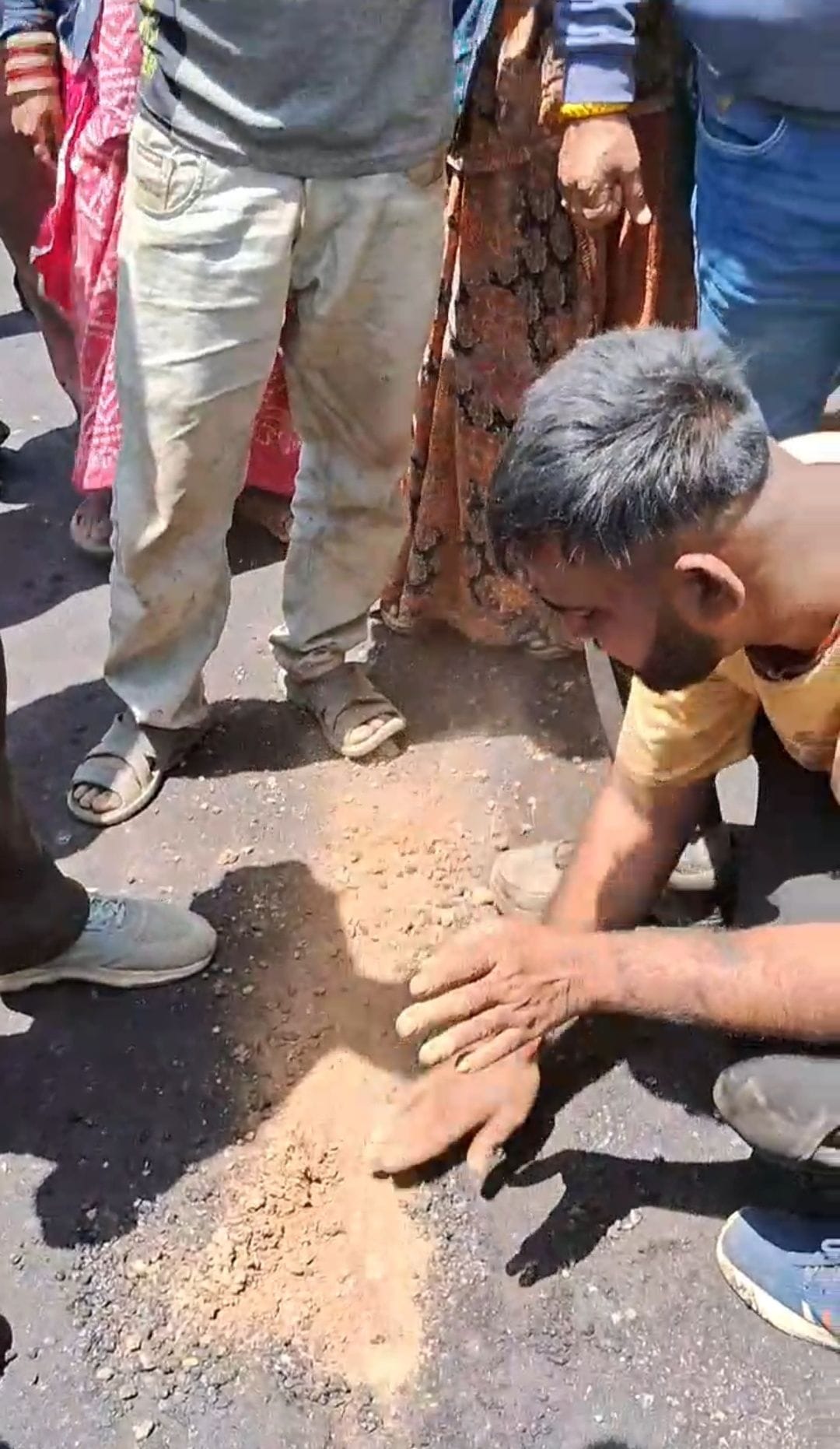 आनी के राणाबाग-बालू सडक़ की टारिंग की गुणवत्ता को लेकर रोष जताते ग्रामीण। संवाद आनी के राणाबाग-बालू सडक़ की टारिंग की गुणवत्ता को लेकर रोष जताते ग्रामीण। संवाद