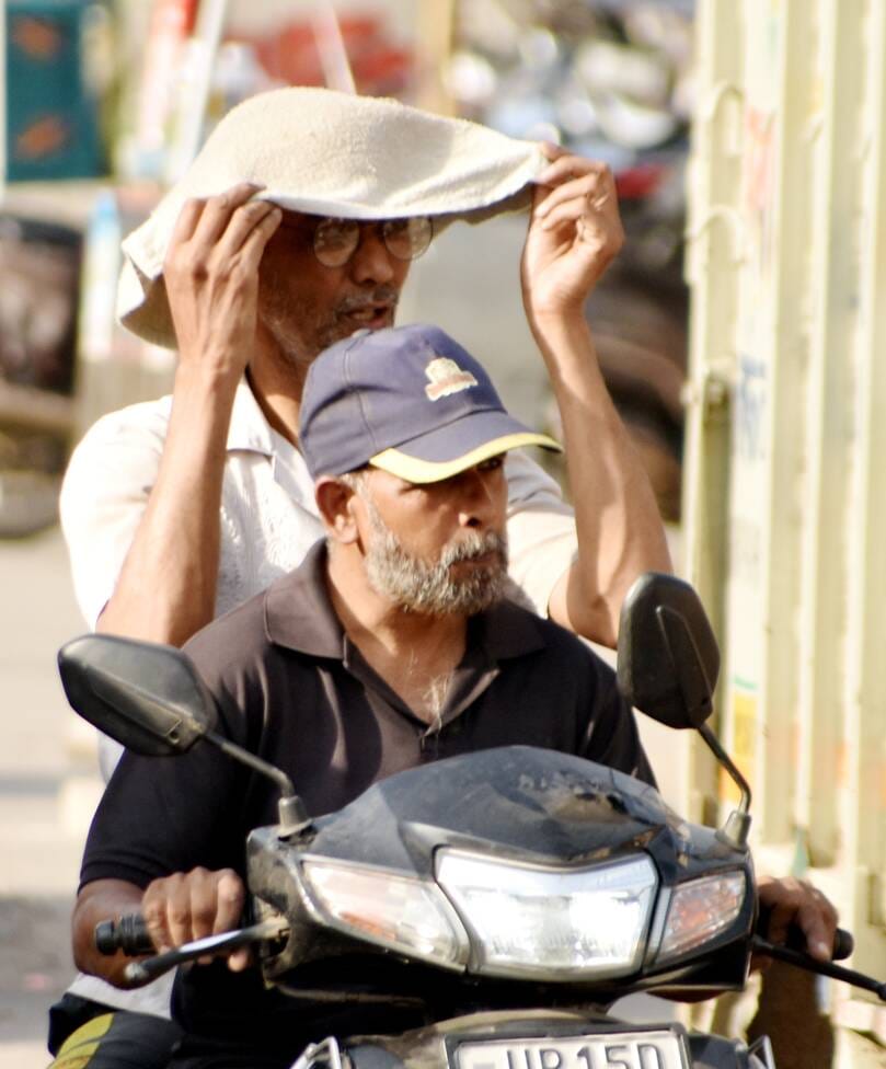 अमर उजाला....दिनभर तेज धूप और गरमी से परेशान रहे लोग, दिल्ली रोड से गुजरते लोग। अमर उजाला....दिनभर तेज धूप और गरमी से परेशान रहे लोग, दिल्ली रोड से गुजरते लोग।
