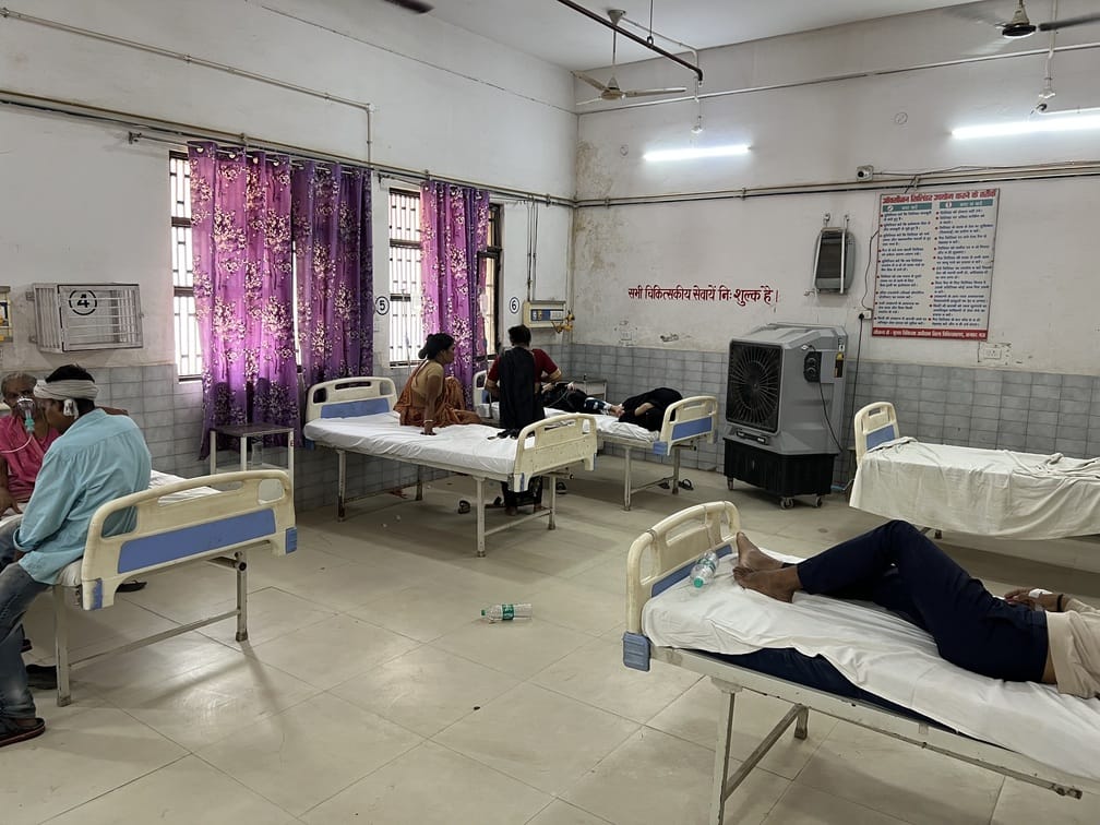 भीषण गर्मी के बीच जिला अस्पताल का सर्जिकल वार्ड का  कूलर खराब होने के कारण पंखे की हवा के बीच अ