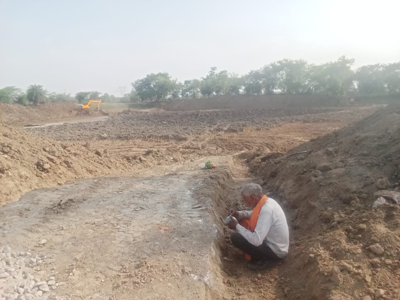 फोटो - 01 बदहाली का शिकार उत्तर प्रदेश सीमा स्थित भावरपुर मॉडल तालाब। संवाद