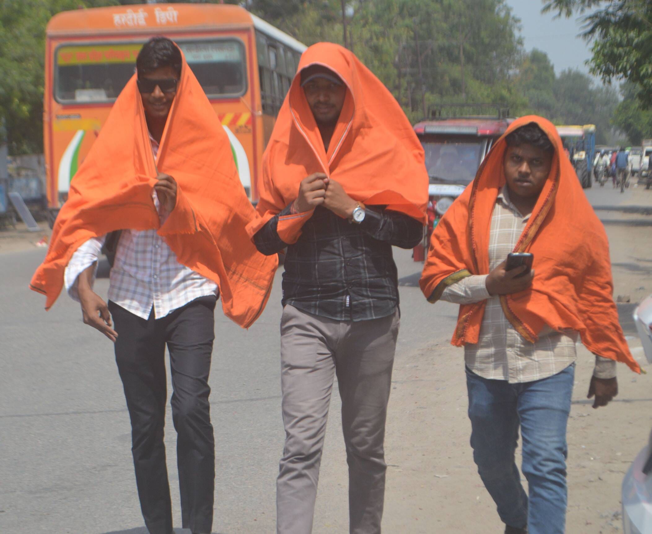 फोटो-01- स्टेशन रोड पर धूप में बच्चे के साथ दुपट्टा ओढकर जाती महिला। संवाद फोटो-01- स्टेशन रोड पर धूप में बच्चे के साथ दुपट्टा ओढकर जाती महिला। संवाद