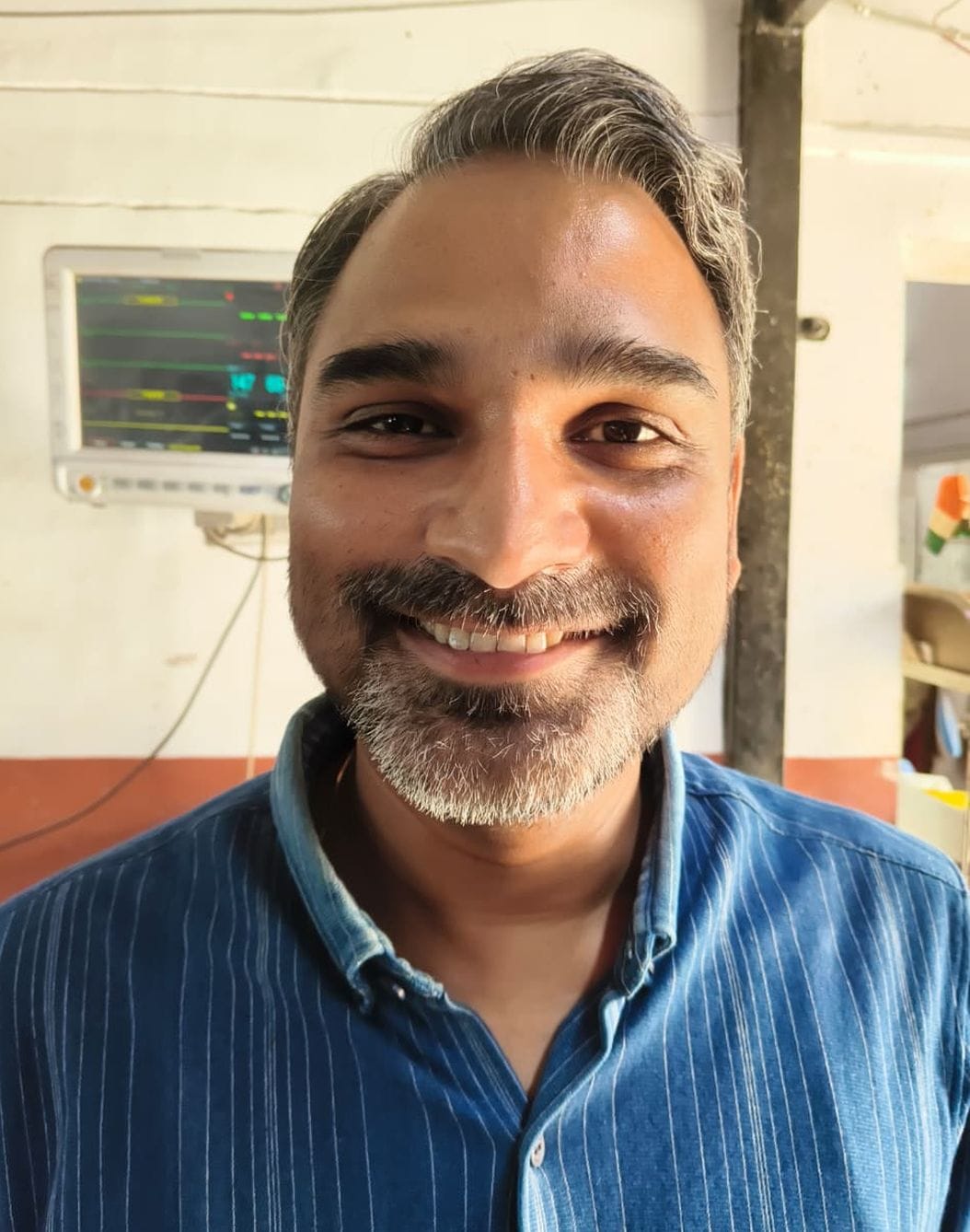 फोटो-01- स्टेशन रोड पर धूप में बच्चे के साथ दुपट्टा ओढकर जाती महिला। संवाद फोटो-01- स्टेशन रोड पर धूप में बच्चे के साथ दुपट्टा ओढकर जाती महिला। संवाद