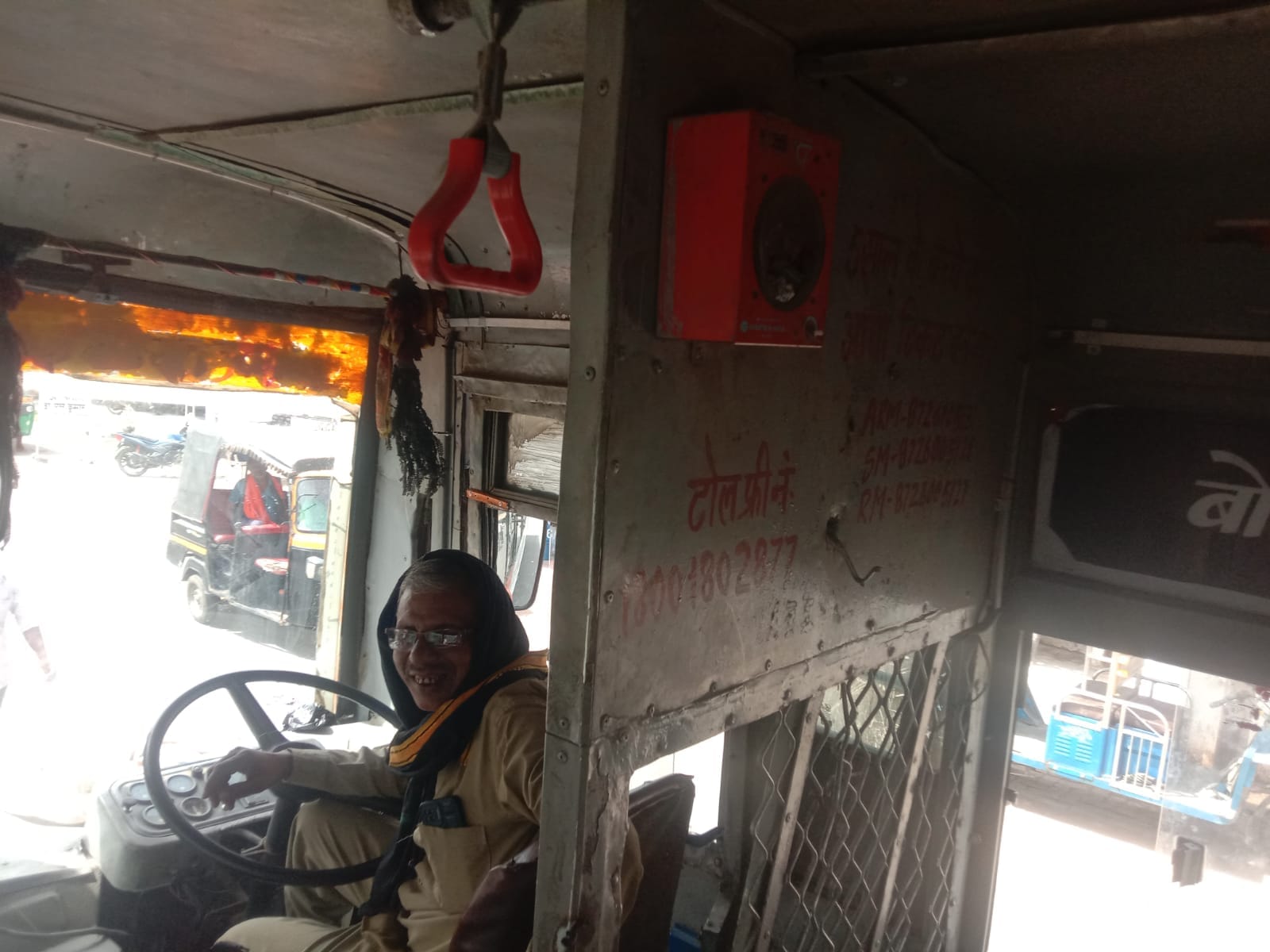 फोटो - 04 बिना गेट वाली खबर से उतरती महिला यात्री। संवाद