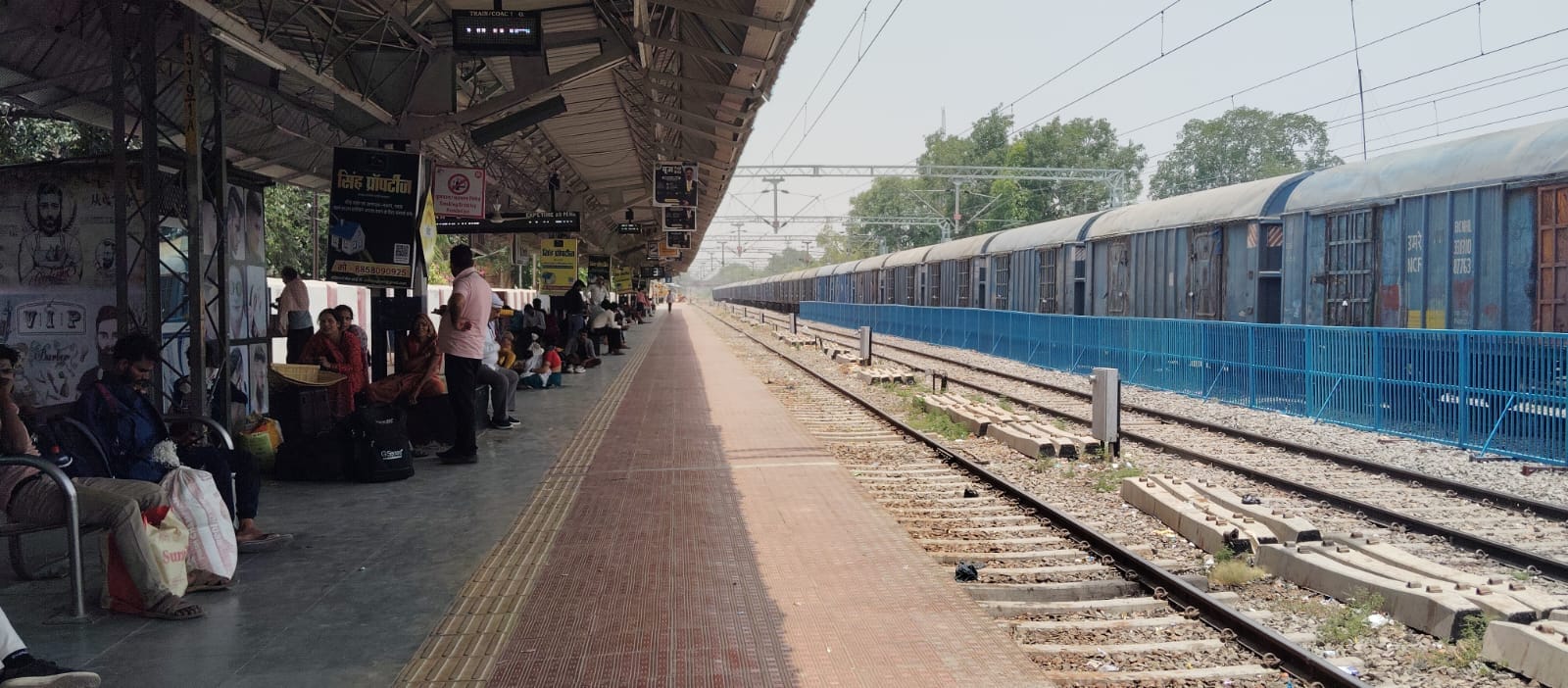 फोटो - 12 रोडवेज बस स्टैंड में खड़ी बसें, परिसर में टहलते एक-दो यात्री। संवाद