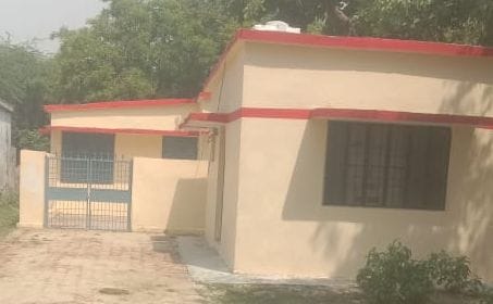 फोटो-18- कछौना के महरी आयुष्मान सेंटर में लटक रहा ताला। संवाद