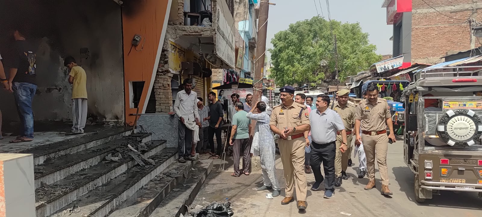 फोटो 19 एचएएमपी 41- सर्राफा व्यवसायी के घर लगी आग को बुझाते दमकलकर्मी।   संवाद