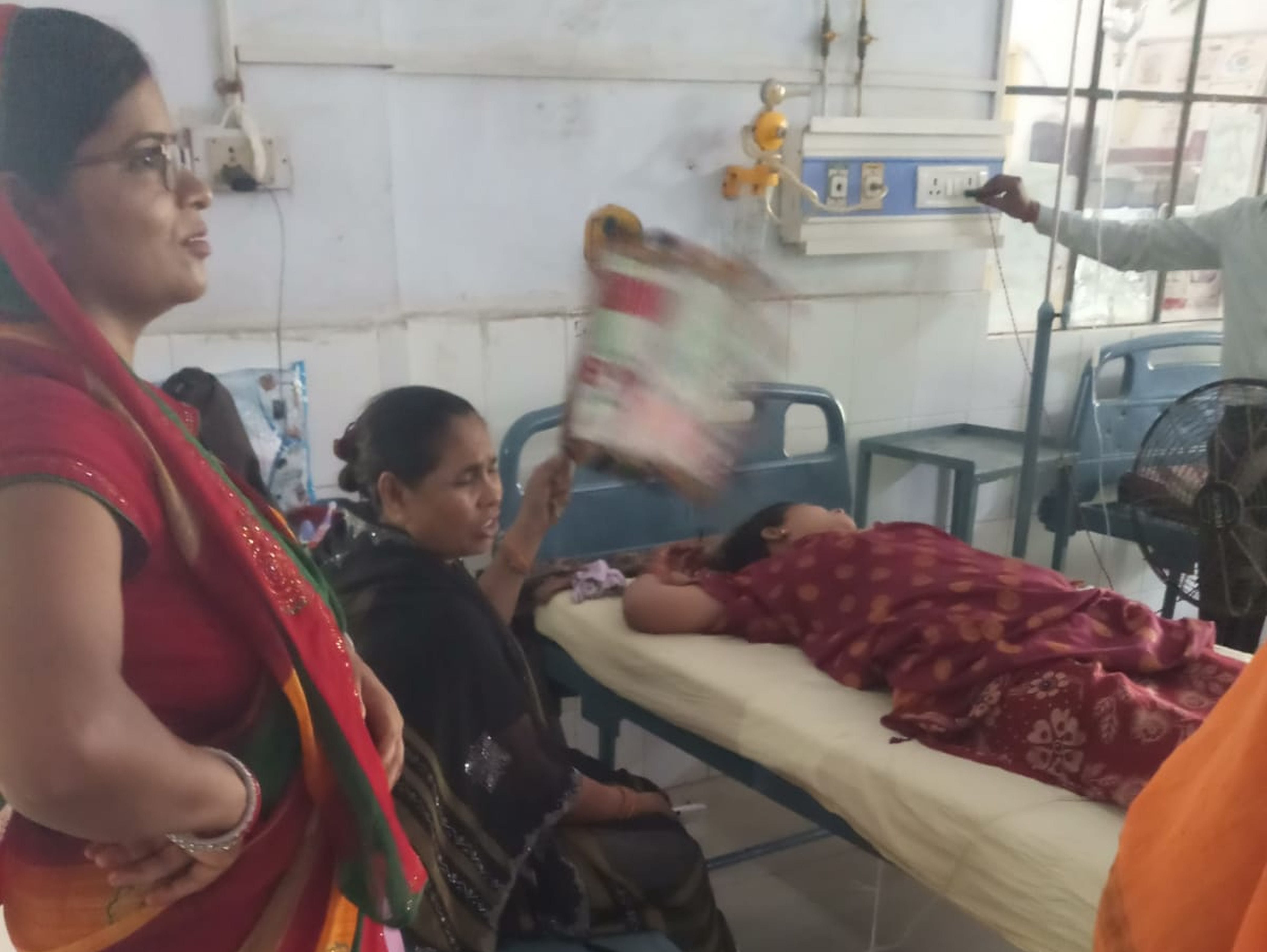 फोटो-36- जिला अस्पताल में मरीज के लिए लगा फर्राटा पंखा। संवाद फोटो-36- जिला अस्पताल में मरीज के लिए लगा फर्राटा पंखा। संवाद