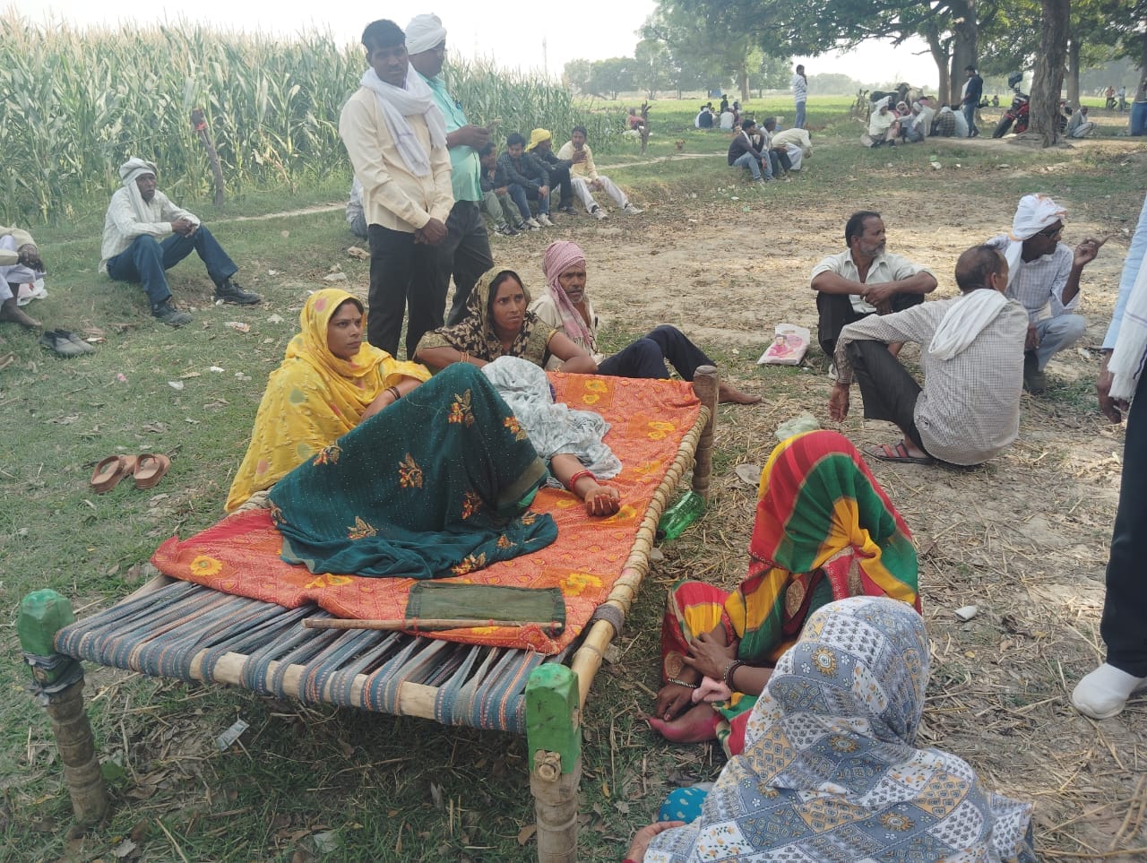 फोटो-37- परिजन के साथ खड़े इटावा सांसद मौजूद पुलिस। संवाद फोटो-37- परिजन के साथ खड़े इटावा सांसद मौजूद पुलिस। संवाद
