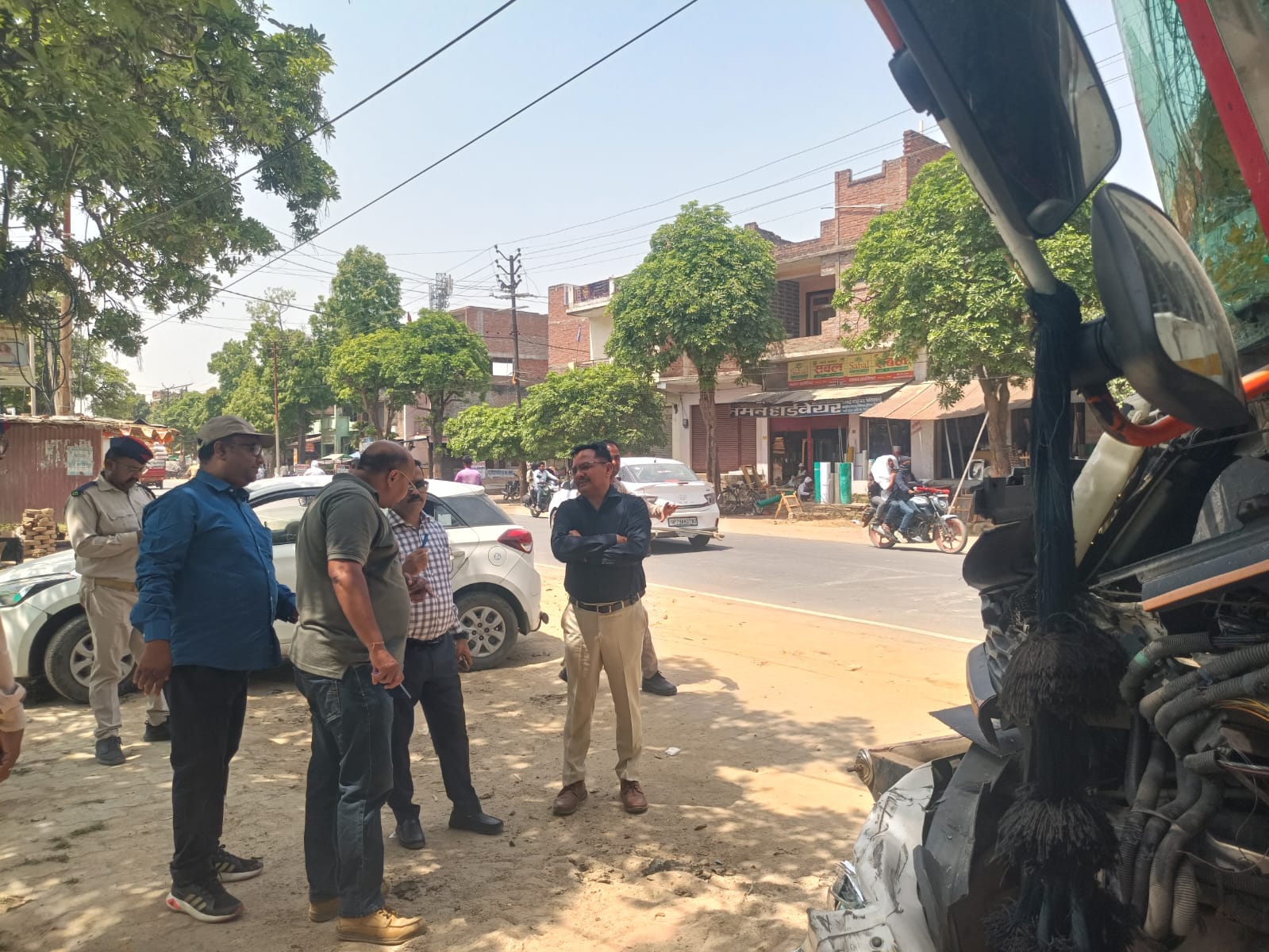 फोटो-37- परिजन के साथ खड़े इटावा सांसद मौजूद पुलिस। संवाद फोटो-37- परिजन के साथ खड़े इटावा सांसद मौजूद पुलिस। संवाद