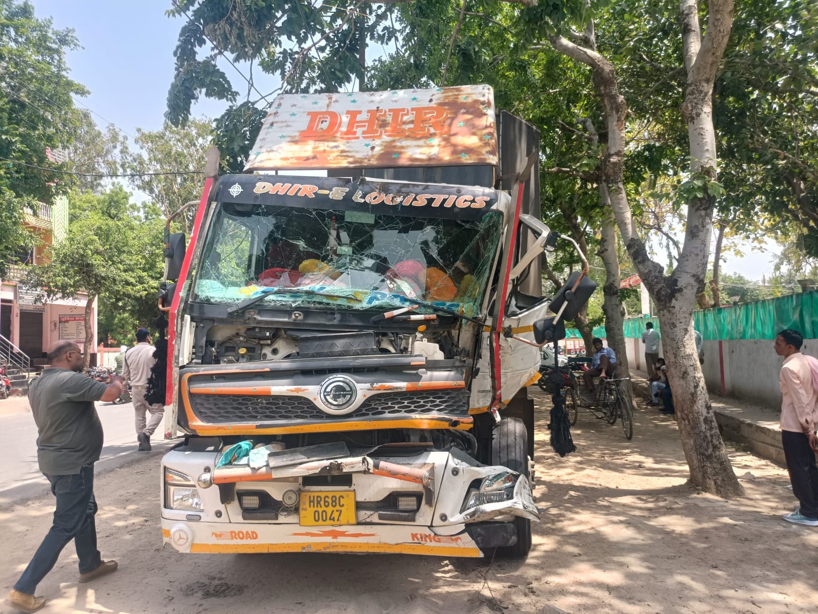 फोटो-37- परिजन के साथ खड़े इटावा सांसद मौजूद पुलिस। संवाद फोटो-37- परिजन के साथ खड़े इटावा सांसद मौजूद पुलिस। संवाद