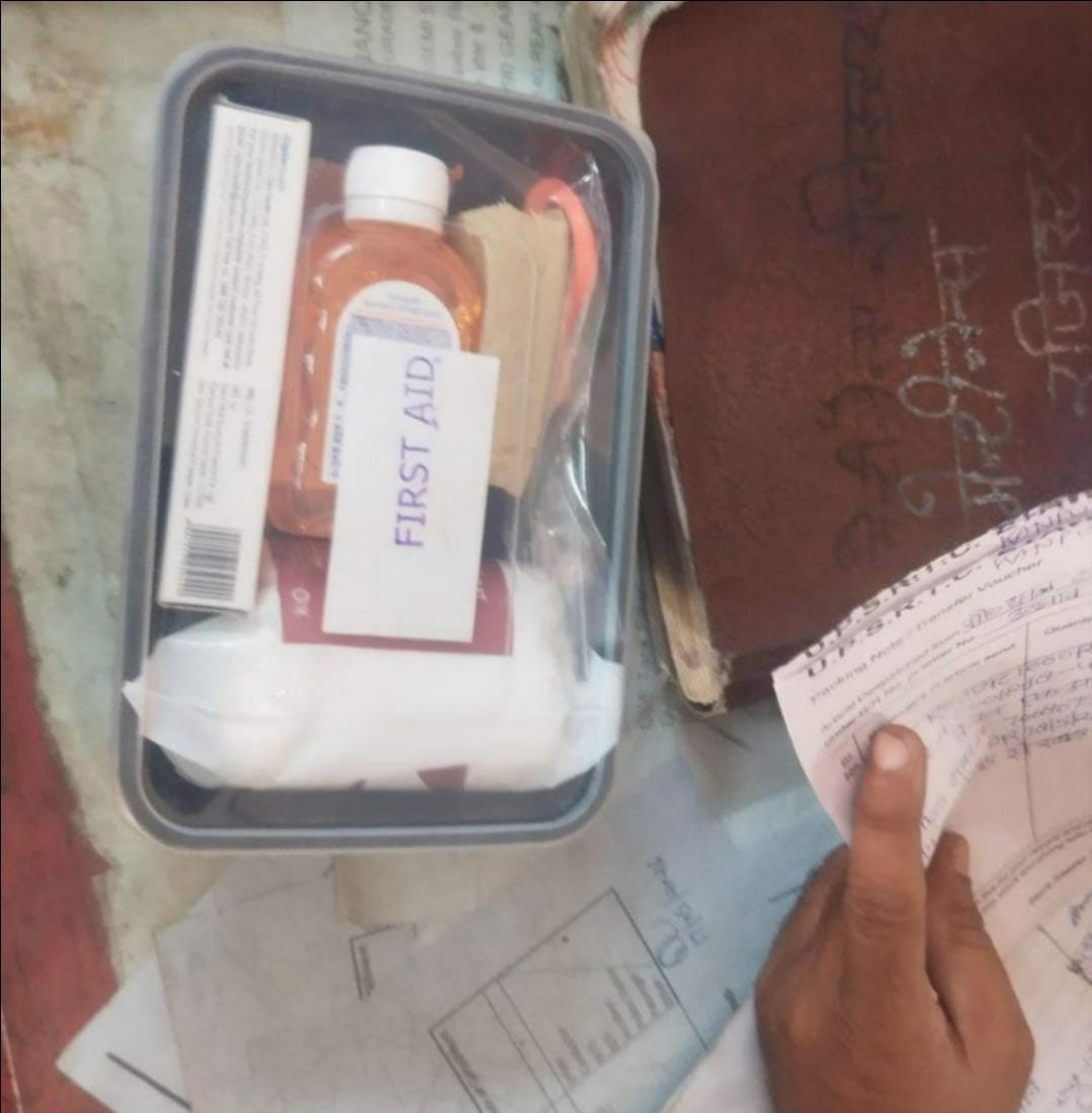 फोटो-47-रोडवेज वर्कशॉप में बस परिचालकों को देने के लिए मेडिसिन किट निकालते कर्मचारी। संवाद फोटो-47-रोडवेज वर्कशॉप में बस परिचालकों को देने के लिए मेडिसिन किट निकालते कर्मचारी। संवाद