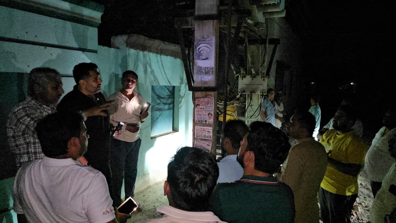 फोटो : सोनीपत में रेलवे लाइन पार क्षेत्र में बिजली संकट की सूचना के बाद मौके पर लोगों से बातचीत