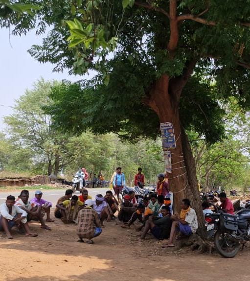 गाँव मे लगा जमावाड़ा गाँव मे लगा जमावाड़ा