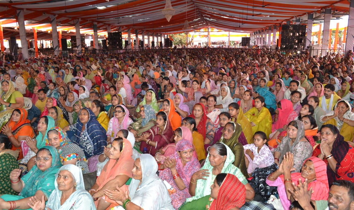 घरौंडा की नई अनाज मंडी में चल रही श्री शिव पुराण कथा में प्रवचन सुनते श्रद्धालु। संवाद