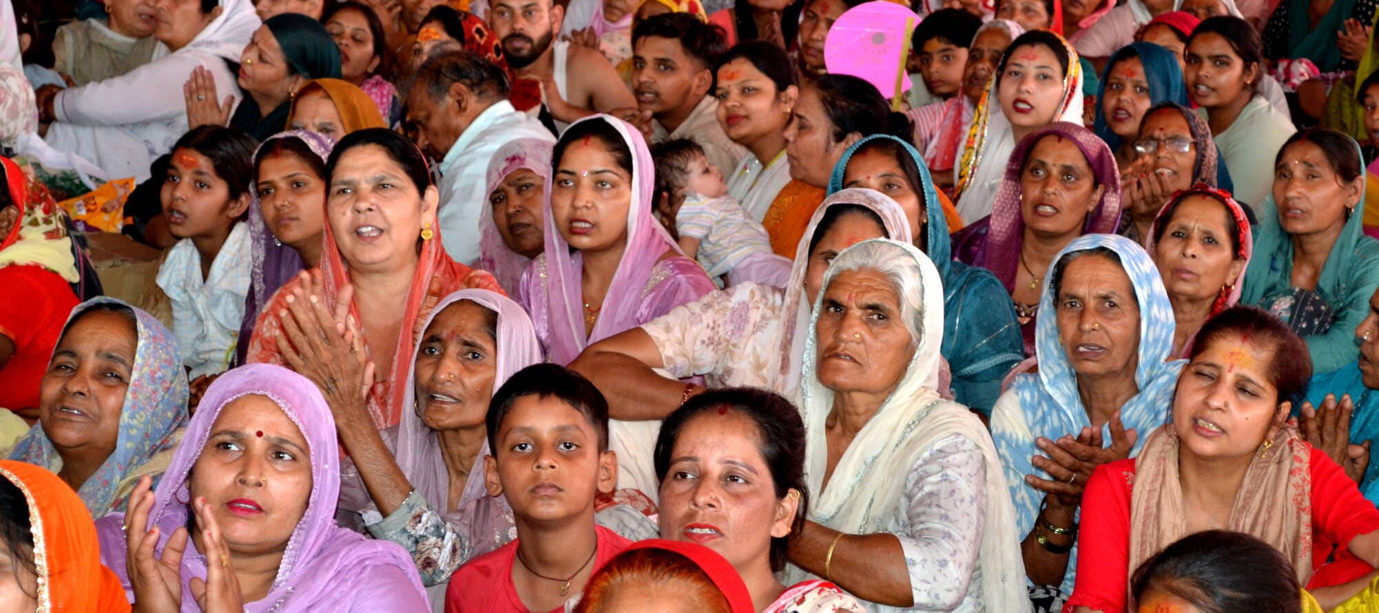 घरौंडा की नई अनाज मंडी में चल रही श्री शिव पुराण कथा में प्रवचन सुनते श्रद्धालु। संवाद