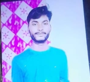 घटना के बाद जुटे ग्रामीणों को समझाती पुलिस। संवाद