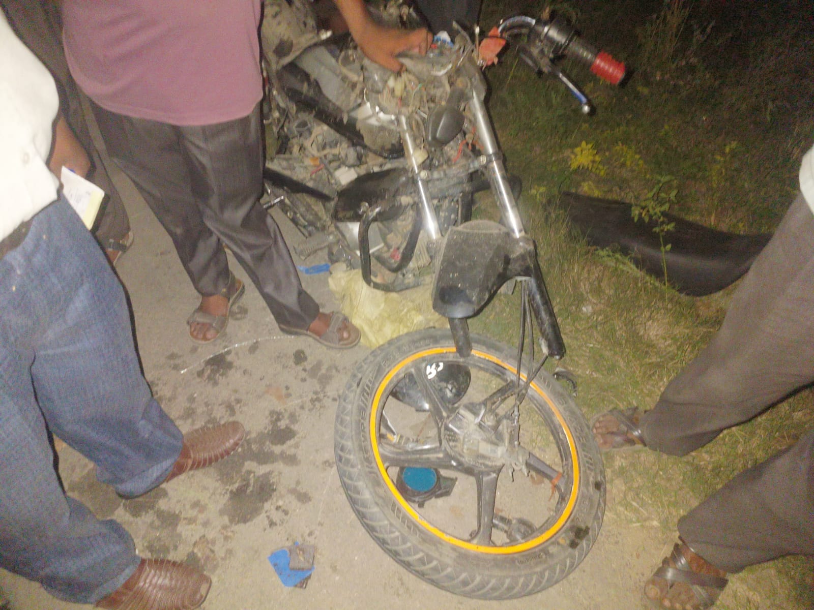 घटना के बाद जुटे ग्रामीणों को समझाती पुलिस। संवाद
