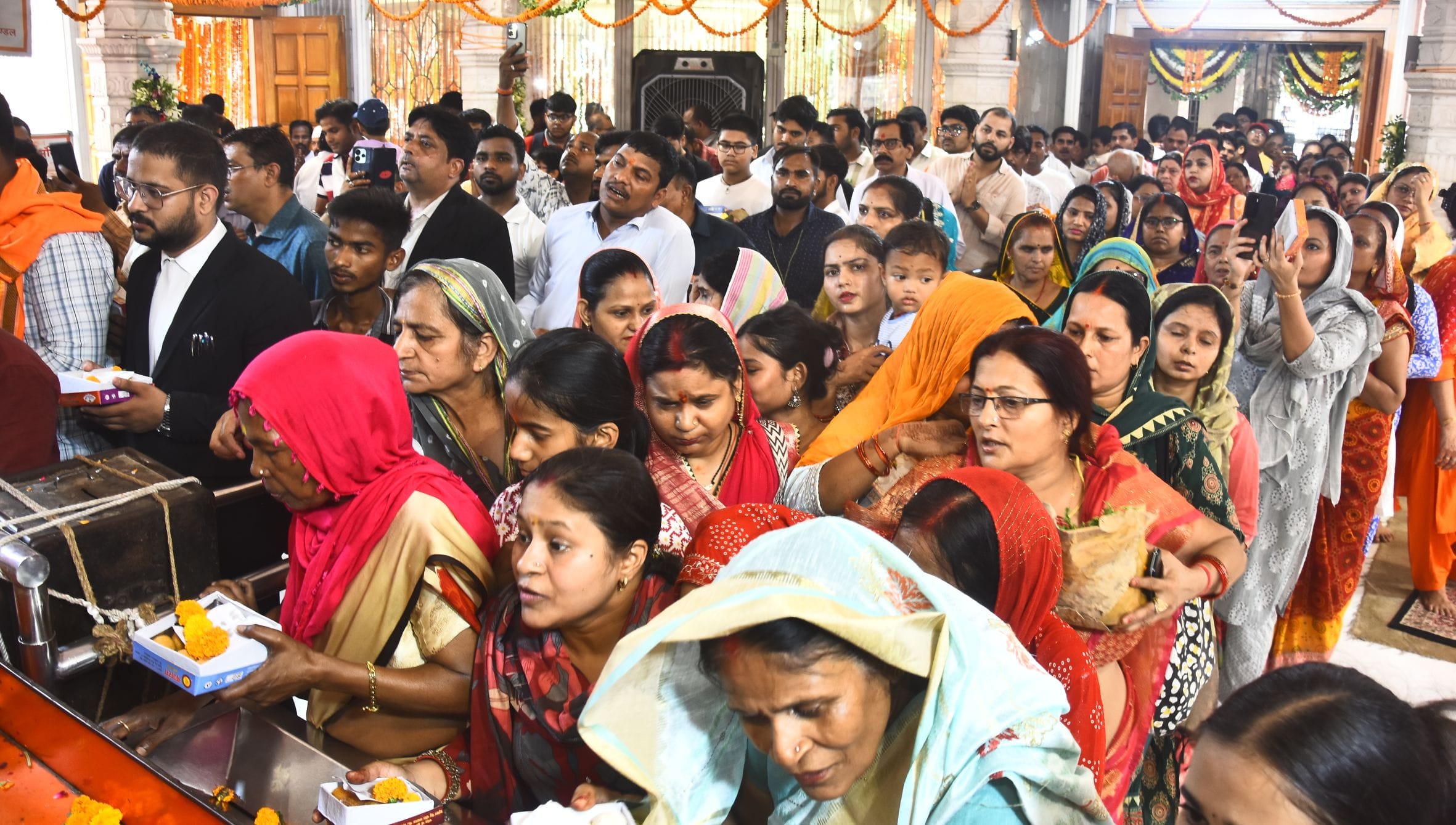 ज्येष्ठ माह के तीसरे बड़े मंगल पर राजधानी मंगलवार को पूरी तरह भक्तिमय रंग में रंगी नजर आई। 