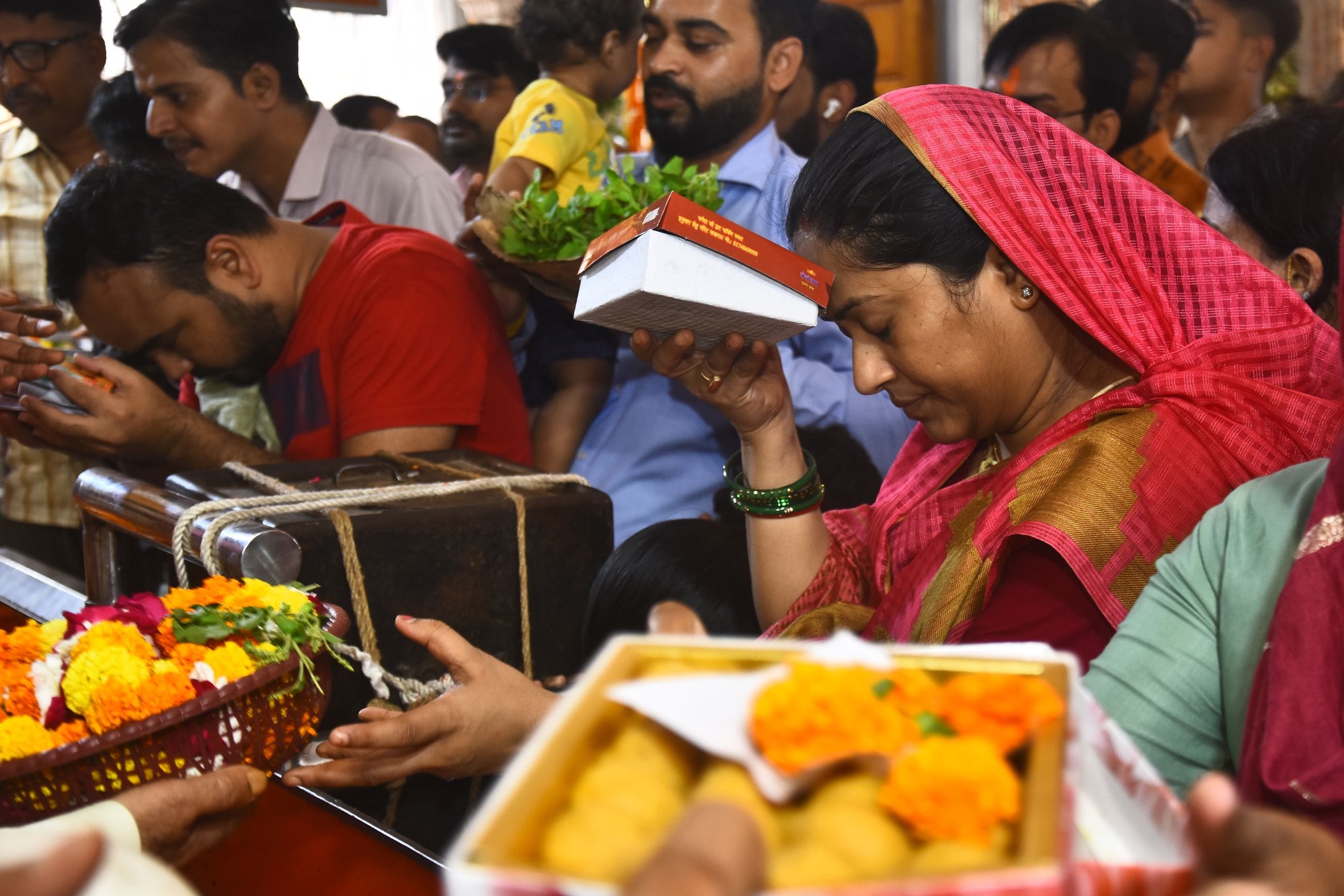 ज्येष्ठ माह के तीसरे बड़े मंगल पर राजधानी मंगलवार को पूरी तरह भक्तिमय रंग में रंगी नजर आई। 