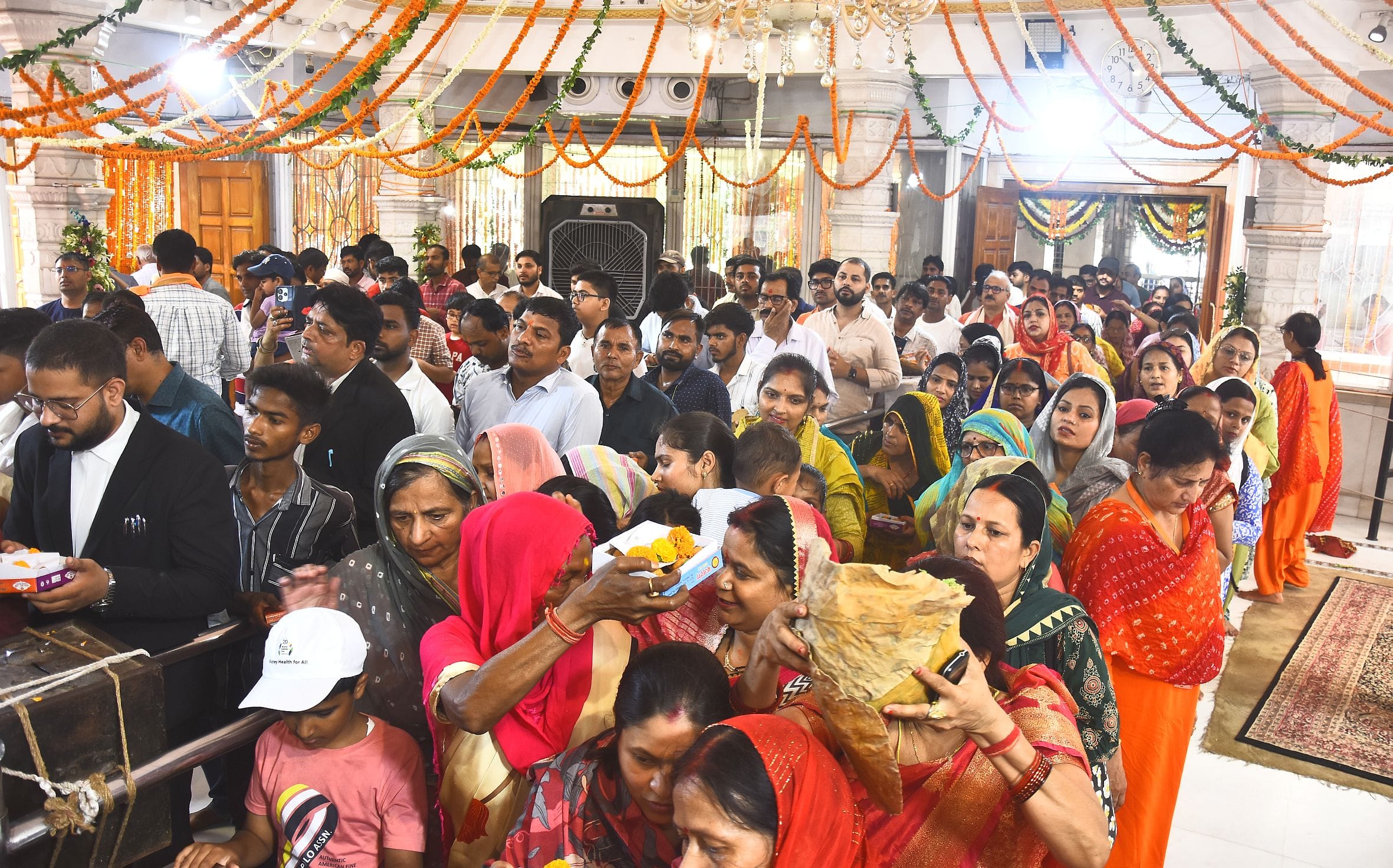 ज्येष्ठ माह के तीसरे बड़े मंगल पर राजधानी मंगलवार को पूरी तरह भक्तिमय रंग में रंगी नजर आई। 