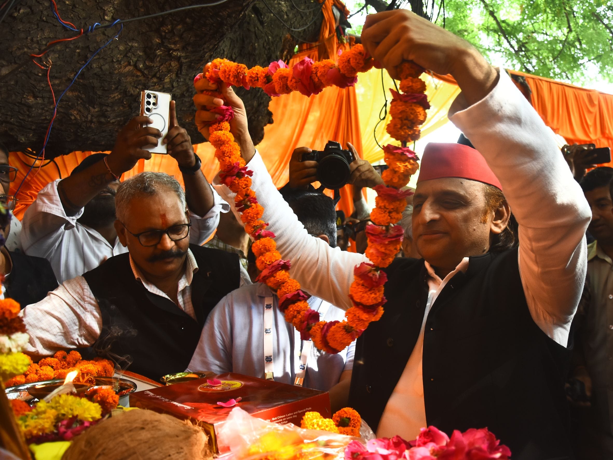 ज्येष्ठ माह के तीसरे बड़े मंगल पर राजधानी मंगलवार को पूरी तरह भक्तिमय रंग में रंगी नजर आई। 