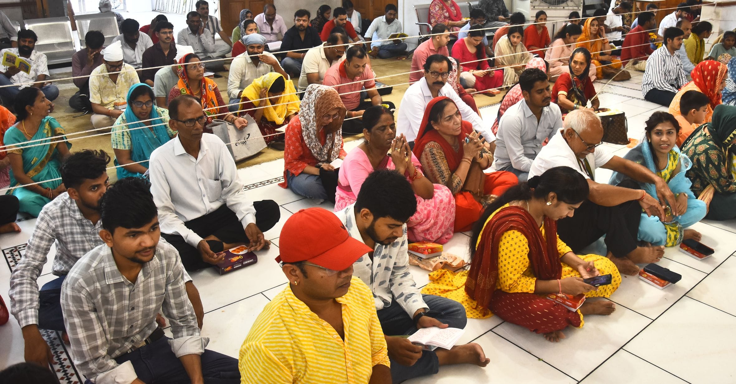 ज्येष्ठ माह के तीसरे बड़े मंगल पर राजधानी मंगलवार को पूरी तरह भक्तिमय रंग में रंगी नजर आई। 