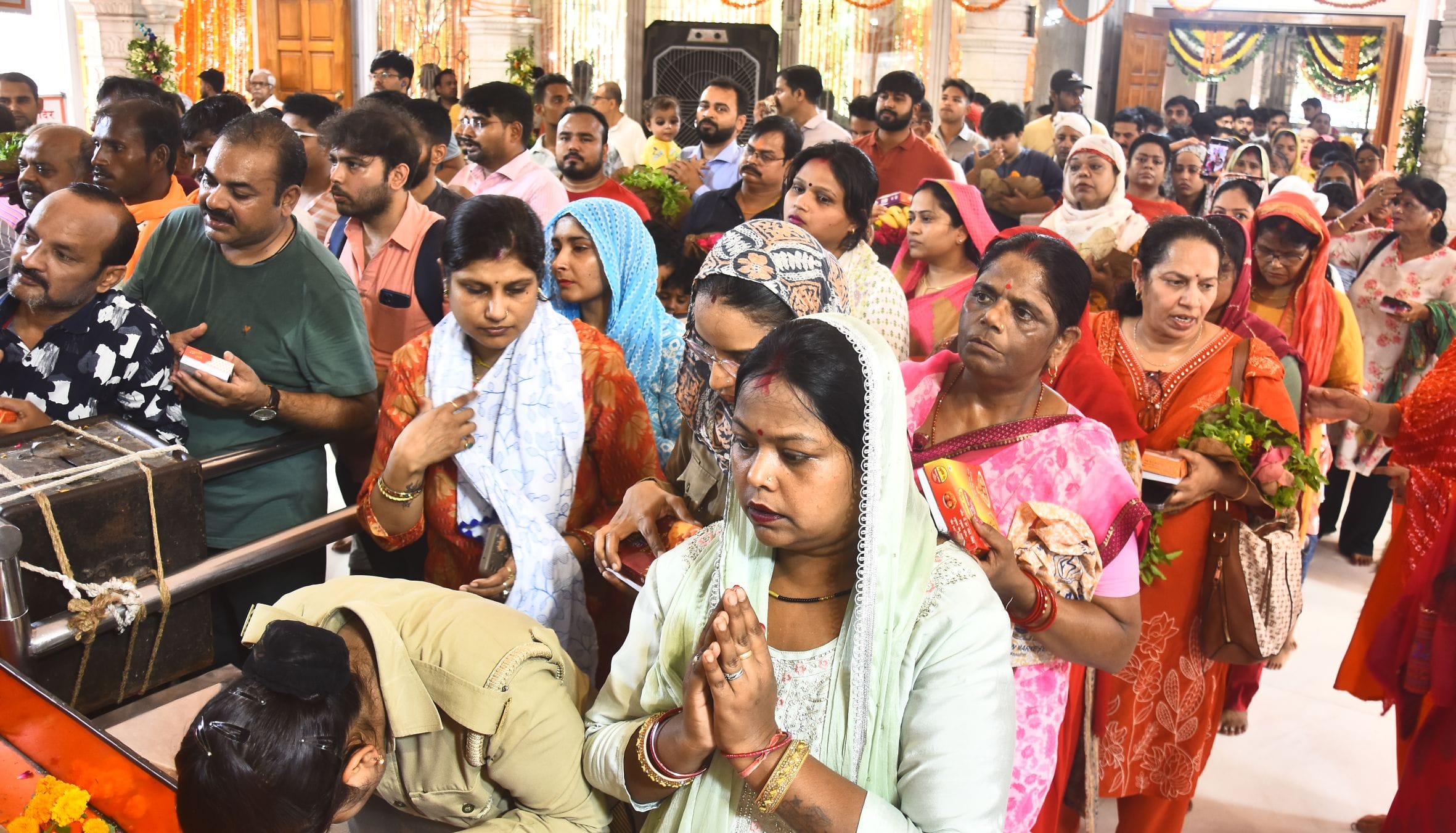 ज्येष्ठ माह के तीसरे बड़े मंगल पर राजधानी मंगलवार को पूरी तरह भक्तिमय रंग में रंगी नजर आई। 
