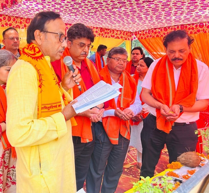 ज्येष्ठ माह के तीसरे बड़े मंगल पर राजधानी मंगलवार को पूरी तरह भक्तिमय रंग में रंगी नजर आई। 
