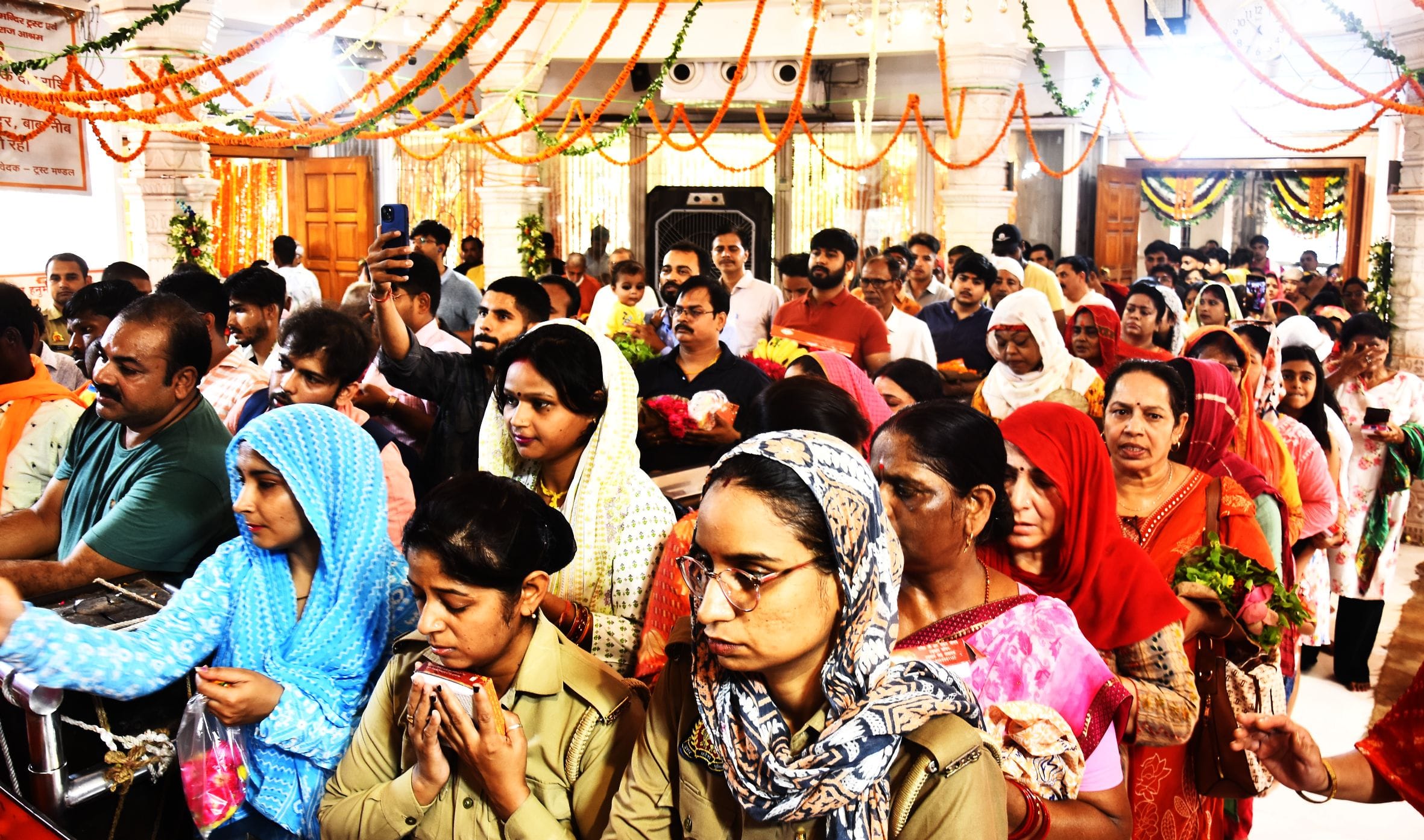 ज्येष्ठ माह के तीसरे बड़े मंगल पर राजधानी मंगलवार को पूरी तरह भक्तिमय रंग में रंगी नजर आई। 