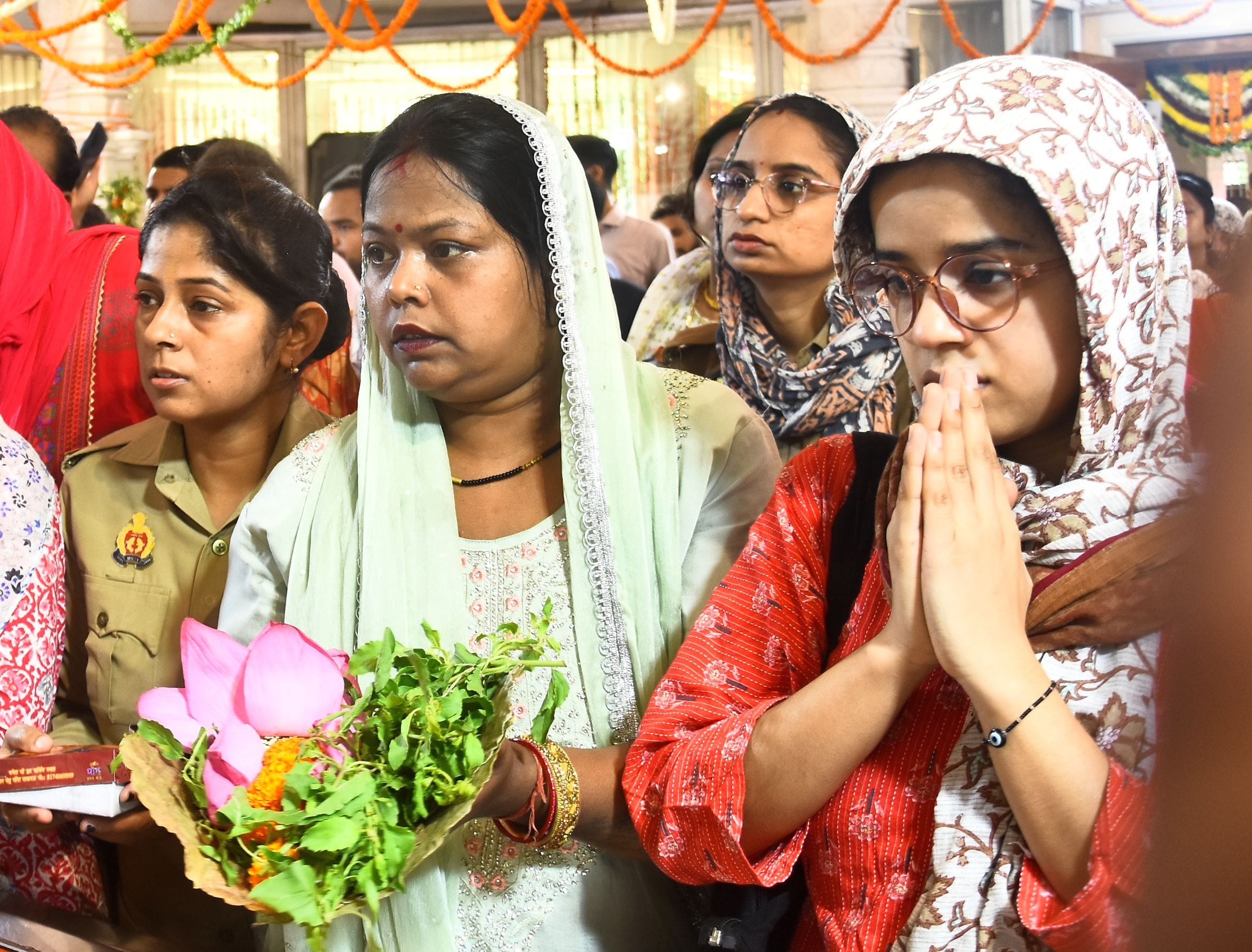 ज्येष्ठ माह के तीसरे बड़े मंगल पर राजधानी मंगलवार को पूरी तरह भक्तिमय रंग में रंगी नजर आई। 