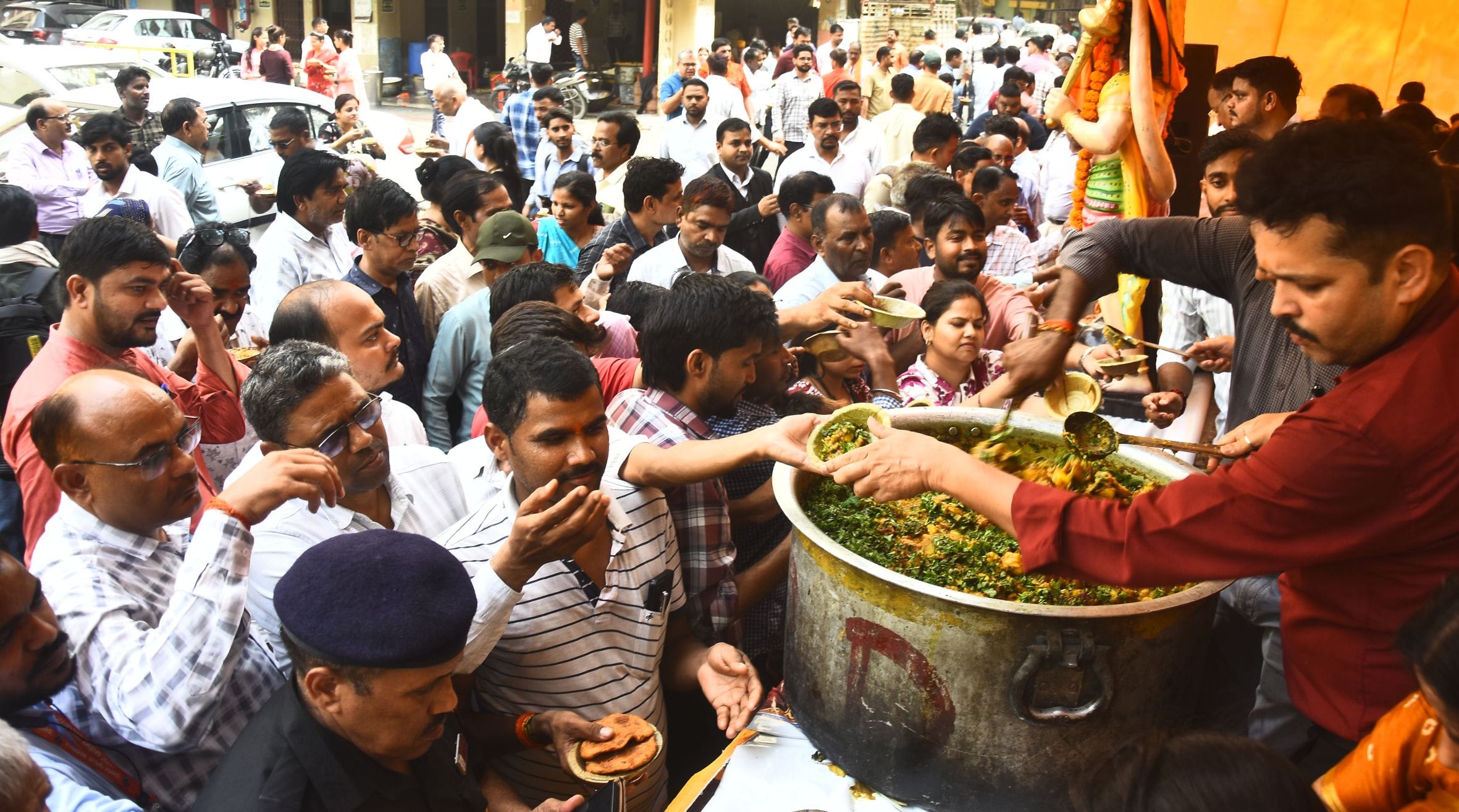 ज्येष्ठ माह के तीसरे बड़े मंगल पर राजधानी मंगलवार को पूरी तरह भक्तिमय रंग में रंगी नजर आई। 