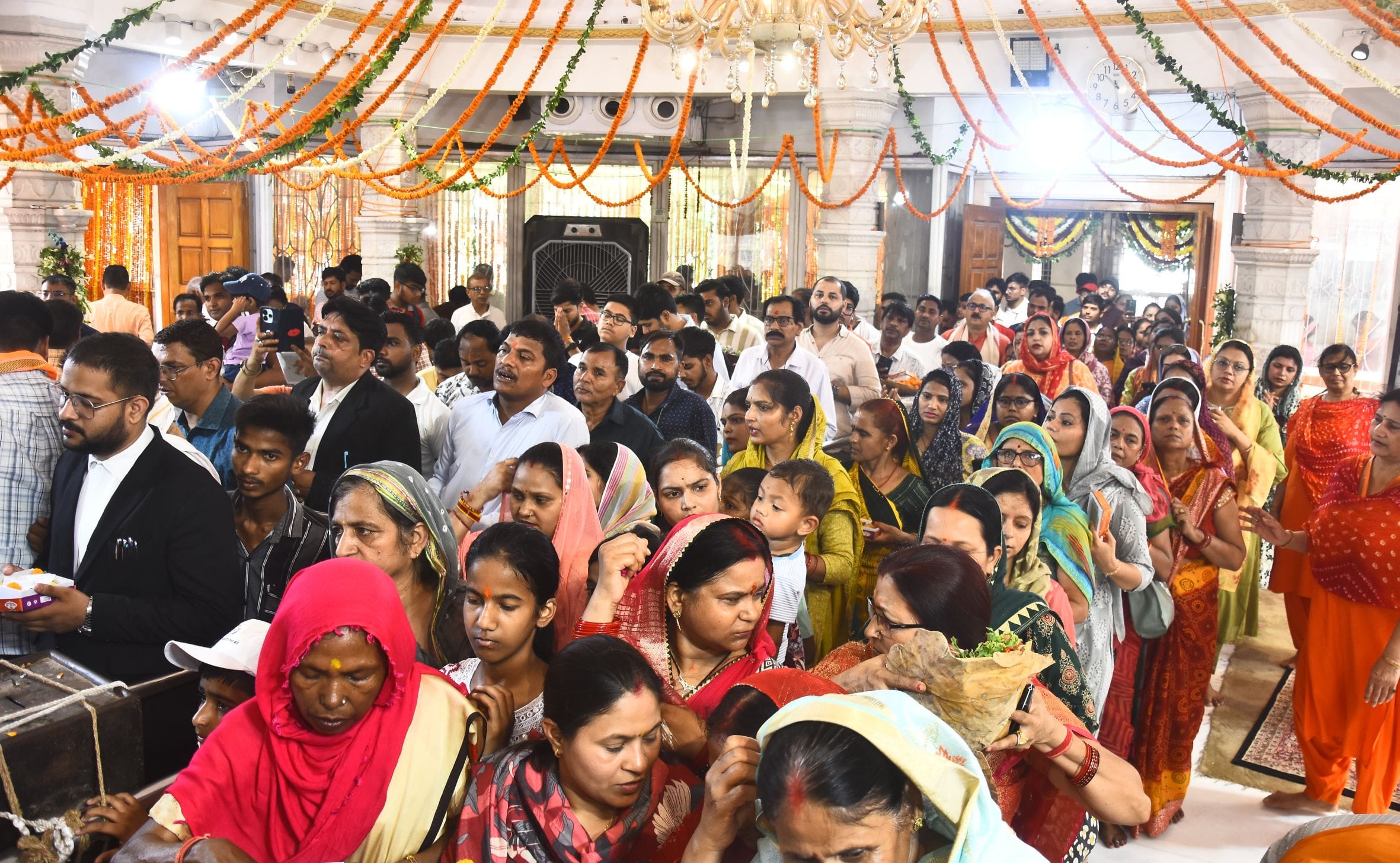 ज्येष्ठ माह के तीसरे बड़े मंगल पर राजधानी मंगलवार को पूरी तरह भक्तिमय रंग में रंगी नजर आई। 