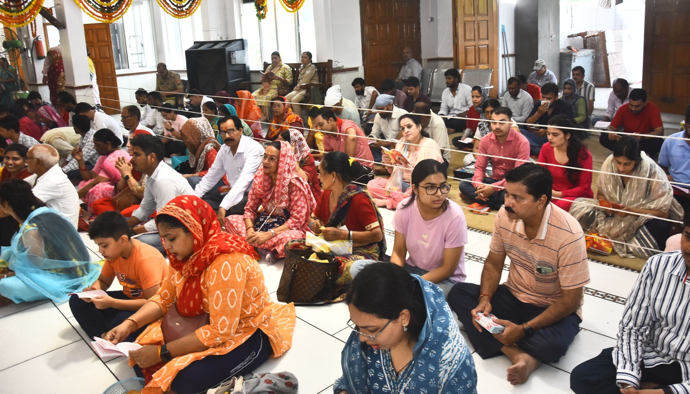 ज्येष्ठ माह के तीसरे बड़े मंगल पर राजधानी मंगलवार को पूरी तरह भक्तिमय रंग में रंगी नजर आई। 