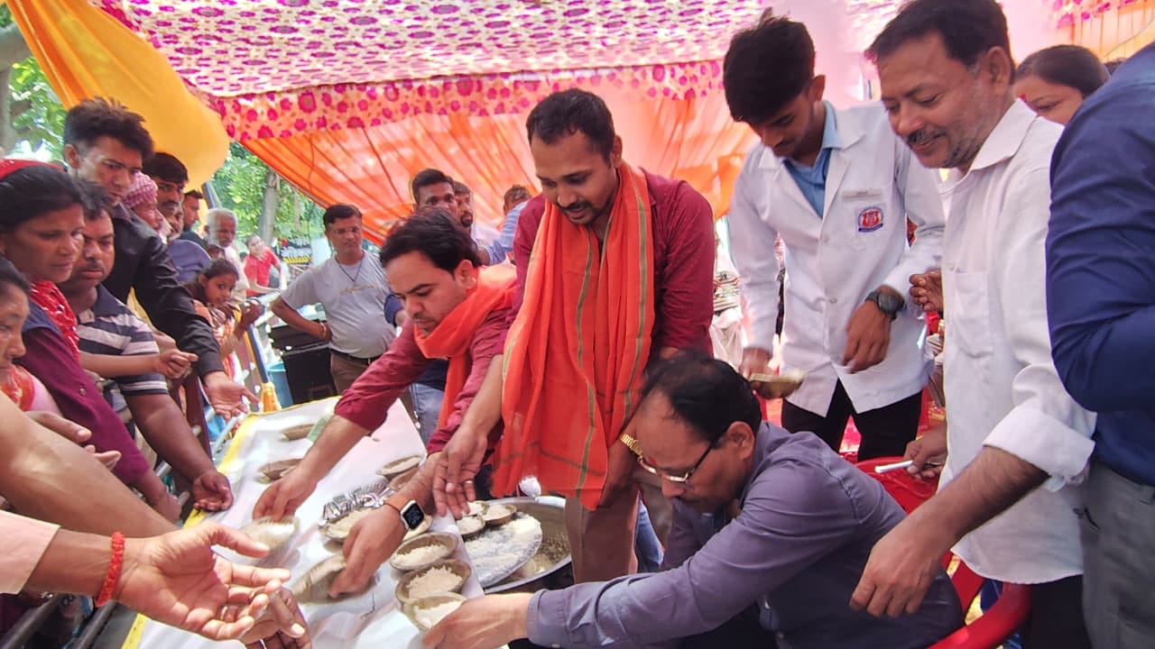 ज्येष्ठ माह के तीसरे बड़े मंगल पर राजधानी मंगलवार को पूरी तरह भक्तिमय रंग में रंगी नजर आई। 