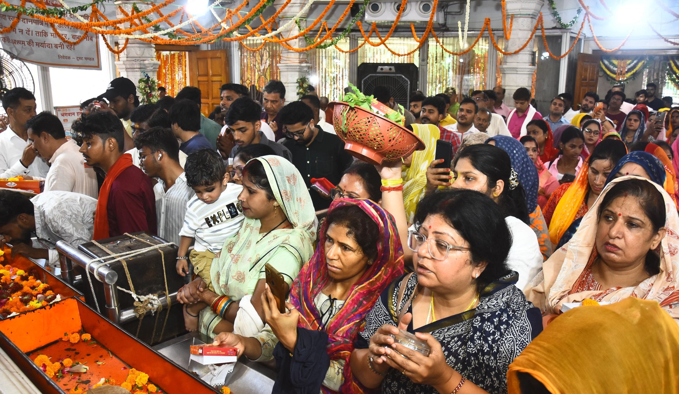 ज्येष्ठ माह के तीसरे बड़े मंगल पर राजधानी मंगलवार को पूरी तरह भक्तिमय रंग में रंगी नजर आई। 