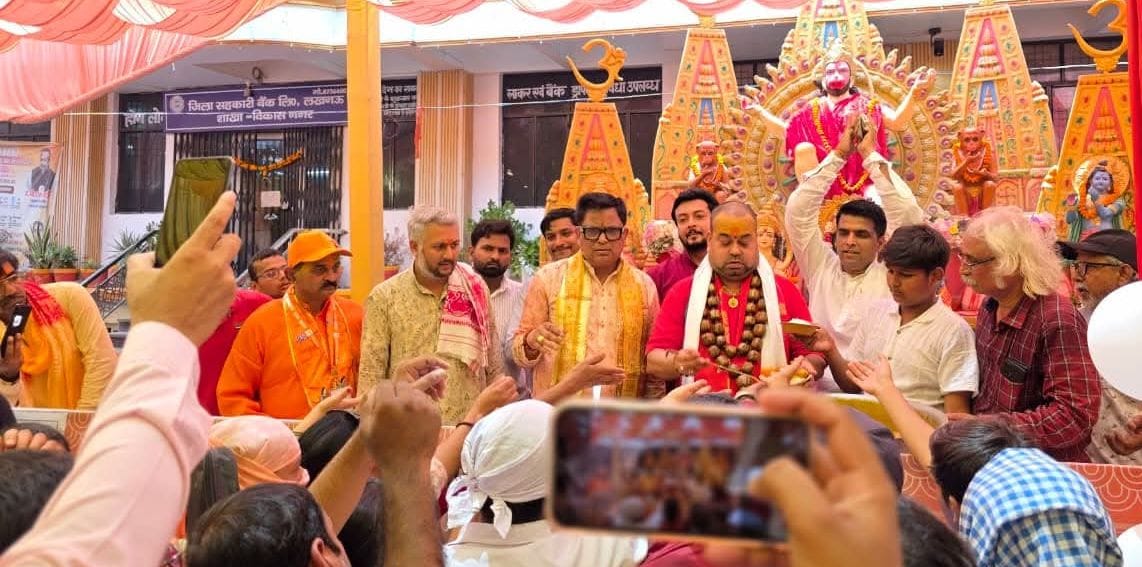 ज्येष्ठ माह के तीसरे बड़े मंगल पर राजधानी मंगलवार को पूरी तरह भक्तिमय रंग में रंगी नजर आई। 
