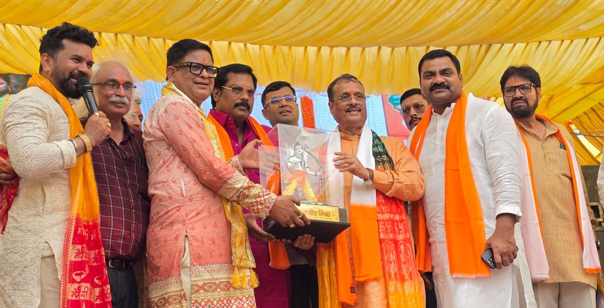 ज्येष्ठ माह के तीसरे बड़े मंगल पर राजधानी मंगलवार को पूरी तरह भक्तिमय रंग में रंगी नजर आई। 