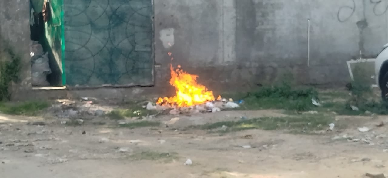 कुरुक्षेत्र। सेक्टर 17 के खाली प्लाट में कचरे के ढेर में लगाई गई आग। संवाद कुरुक्षेत्र। सेक्टर 17 के खाली प्लाट में कचरे के ढेर में लगाई गई आग। संवाद