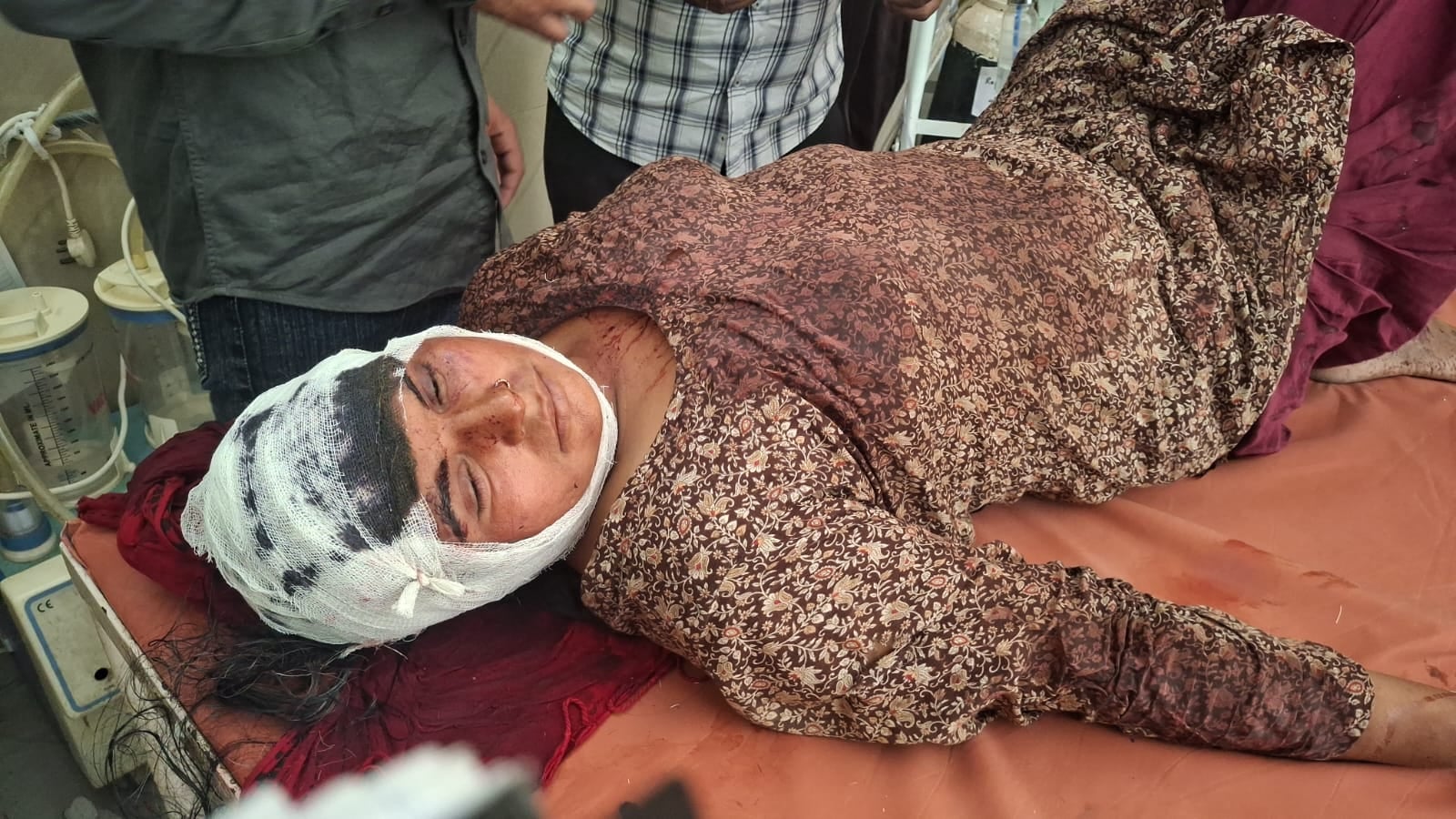 कैराना अस्पताल से एंबुलेंस द्वारा हायर सेंटर जाती धारदार हथियार के हमले से घायल सीमा और इमरानी कैराना अस्पताल से एंबुलेंस द्वारा हायर सेंटर जाती धारदार हथियार के हमले से घायल सीमा और इमरानी