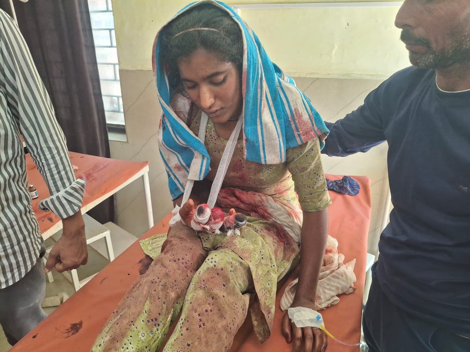 कैराना अस्पताल से एंबुलेंस द्वारा हायर सेंटर जाती धारदार हथियार के हमले से घायल सीमा और इमरानी कैराना अस्पताल से एंबुलेंस द्वारा हायर सेंटर जाती धारदार हथियार के हमले से घायल सीमा और इमरानी
