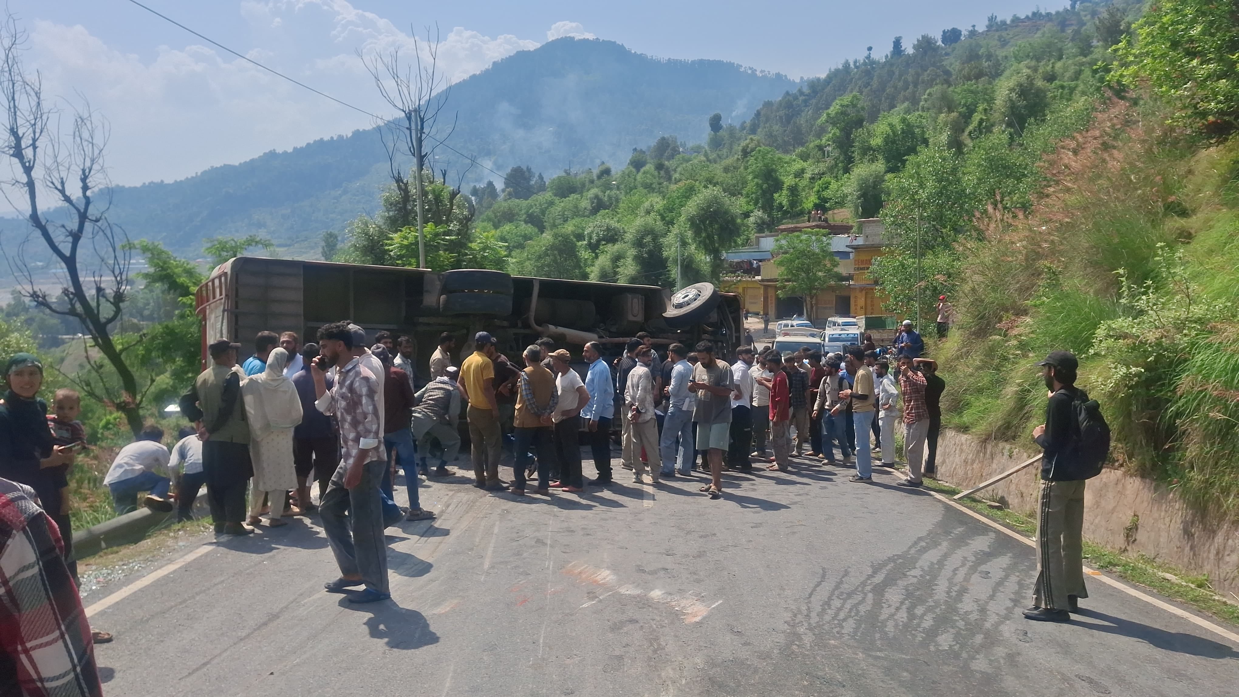क्रैश बैरियर ने बचाईं 26 जिंदगियां, गूल–रामबन सड़क पर बड़ा हादसा टला क्रैश बैरियर ने बचाईं 26 जिंदगियां, गूल–रामबन सड़क पर बड़ा हादसा टला