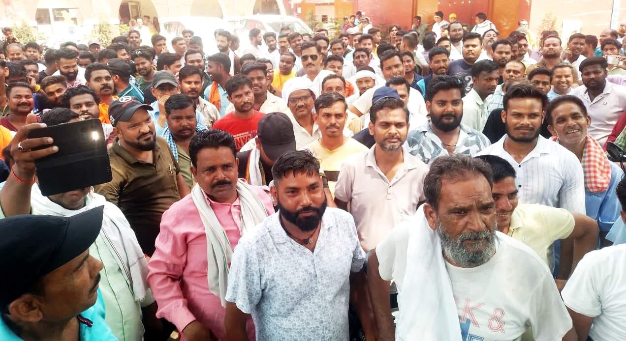 खिरनीबाग चौराहा पर जाम लगाकर जमीन पर बैठ गए सफाई कर्मी। संवाद खिरनीबाग चौराहा पर जाम लगाकर जमीन पर बैठ गए सफाई कर्मी। संवाद