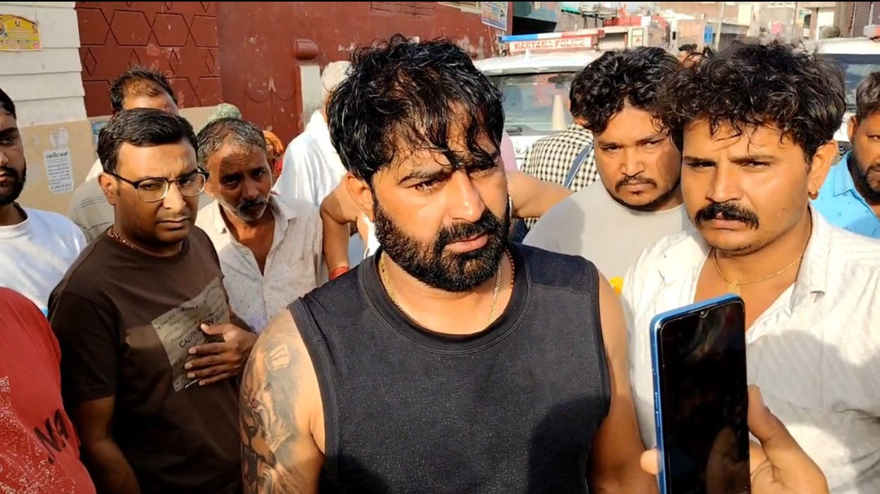 मौके पर मौजूद पुलिस व स्थानीय लोग मौके पर मौजूद पुलिस व स्थानीय लोग
