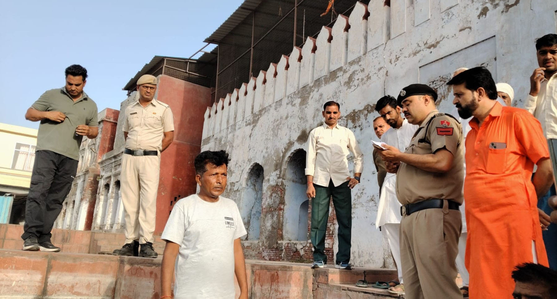मौके पर मौजूद पुलिस व स्थानीय लोग मौके पर मौजूद पुलिस व स्थानीय लोग