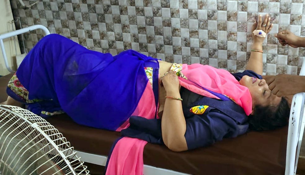 नगीना-धामपुर मार्ग पर सड़क पर गिरा पड़ा पेड़। संवाद