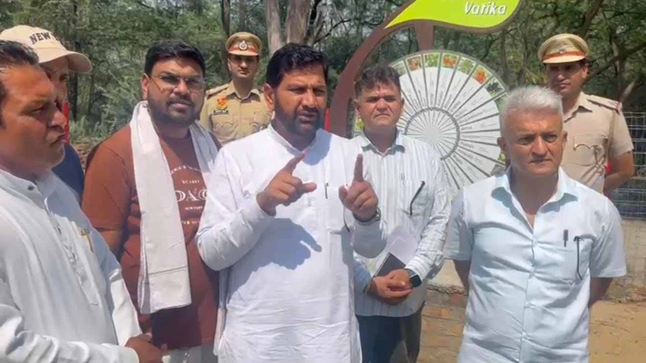 पिहोवा। नक्षत्र वाटिका के बारे मे जानकारी देते हुए धुम्मन सिंह किरमच। स्वयं पिहोवा। नक्षत्र वाटिका के बारे मे जानकारी देते हुए धुम्मन सिंह किरमच। स्वयं
