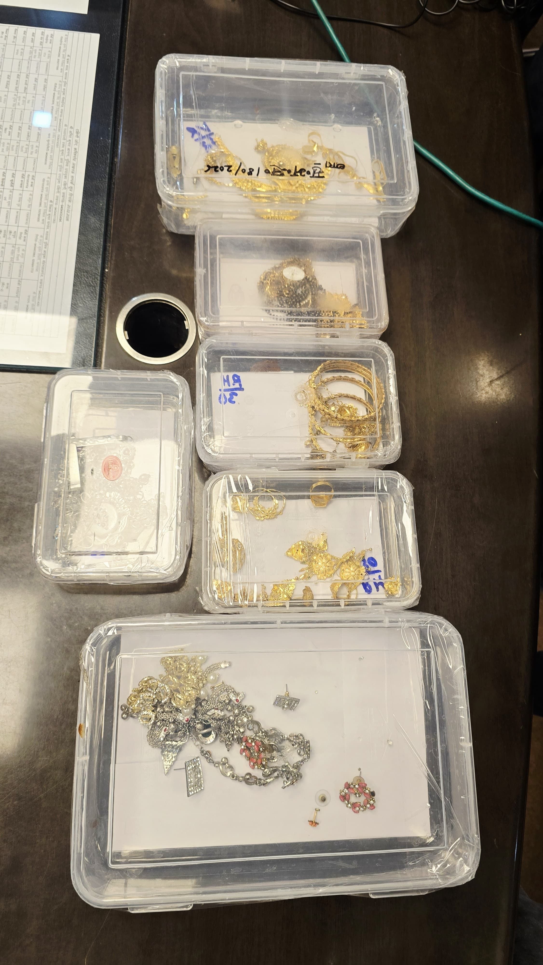 पुलिस की गिरफ्त में आरोपी, बरामद बाइक और स्कूटी व जेवर। पुलिस की गिरफ्त में आरोपी, बरामद बाइक और स्कूटी व जेवर।