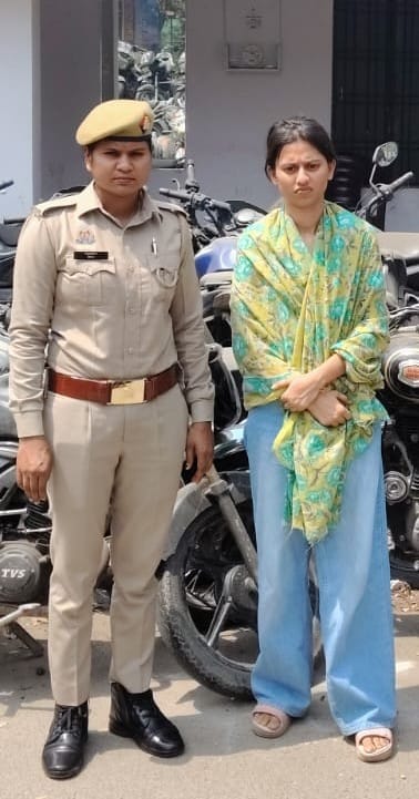 पुलिस की गिरफ्त में पल्लवी व वैशाली। पुलिस की गिरफ्त में पल्लवी व वैशाली।